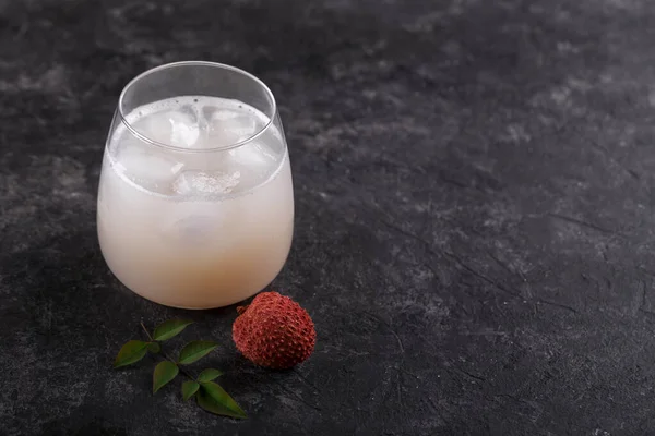 Vaso Jugo Fresco Lichi Frío Con Hielo Limón Sobre Fondo — Foto de Stock