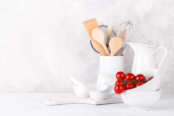 Mesa Cocina Con Cerámica Moderna Blanca Vajilla Madera Contra Pared — Foto de Stock