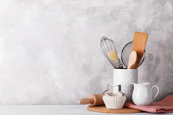 Mesa Cocina Con Cerámica Moderna Blanca Vajilla Madera Contra Pared — Foto de Stock