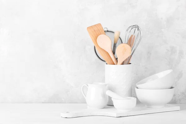 Mesa Cocina Con Cerámica Moderna Blanca Vajilla Madera Contra Pared — Foto de Stock