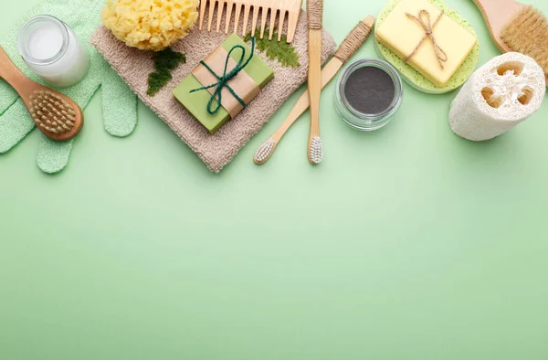 Artículos Baño Reutilizables Cero Residuos Sobre Fondo Verde Peine Madera — Foto de Stock