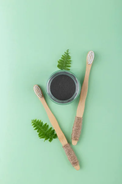 Cepillos Dientes Bambú Naturales Polvo Dental Negro Sobre Fondo Verde — Foto de Stock