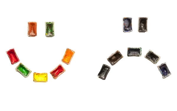 Renkli mutlu ve karanlık üzgün suratlar yapılmış eski suluboya boya beyaz arka plan üzerinde kullanılır. Joy, kriz sırasında yaratıcı süreç.