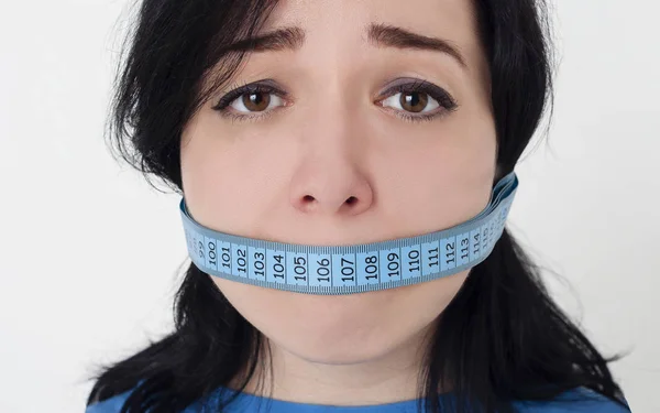 Diyet, kilo kaybı ve stres kavramı. Genç closeup portresi