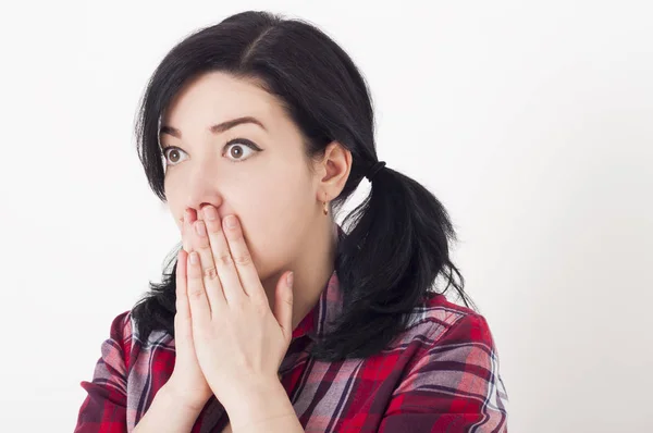 Genç genç kız ağır bir şey veya birisi ve çok sürpriz tarafına bakarak şok, elleri kapakları ağız ve geniş açık gözleri