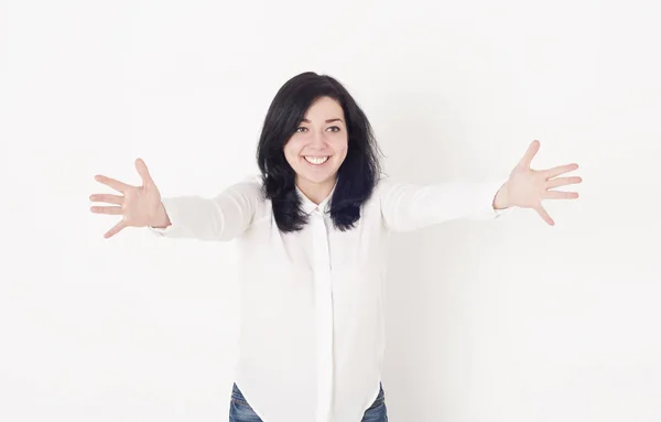 Birini kucaklamaya genç kadın uzanmış eller ile beyaz bir bluz, o gülümseyen açığız.