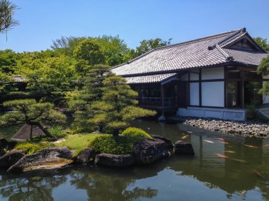 Himeji, Japonya - 8 Mayıs 2013: Kokoen Garden, Himeji, Hyogo Bölgesi, Japonya. Kokoen Bahçesi Himeji Kalesi 'nin yanında bir Japon bahçesidir..