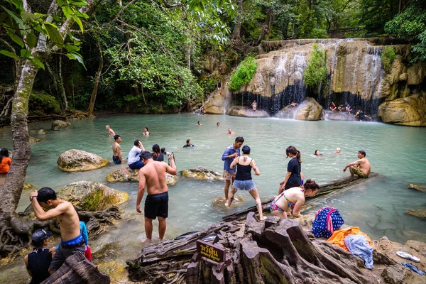 Kanchanaburi, Tayland - 6 Eylül 2017: Yüzme Erawan lagün şelale Kanchanaburi Tayland insanlar