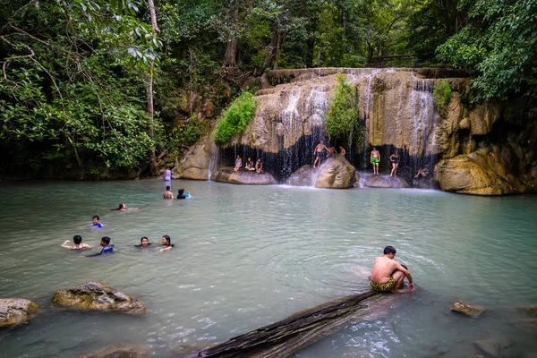 Kanchanaburi, Tayland - 6 Eylül 2017: Yüzme Erawan lagün şelale Kanchanaburi Tayland insanlar