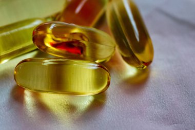 Balık yağı kapsül doku üzerinde kapat