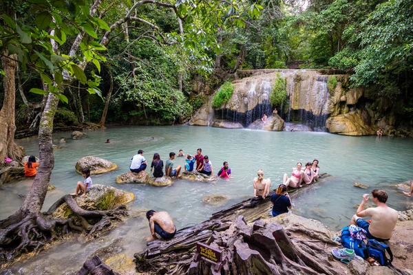 Kanchanaburi, Tayland - 6 Eylül 2017: Yüzme Erawan lagün şelale Kanchanaburi Tayland insanlar