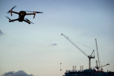 Vinç ve inşaat site alacakaranlık akşam gökyüzü ile oluşturma