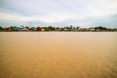 Tayland geleneksel nehir kenarında köy