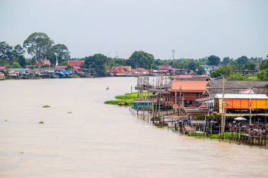 Tayland geleneksel nehir kenarında köy