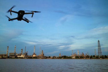 Petrol rafineri tesisi alacakaranlıkta, iş ve sanayi Nehri yakınında