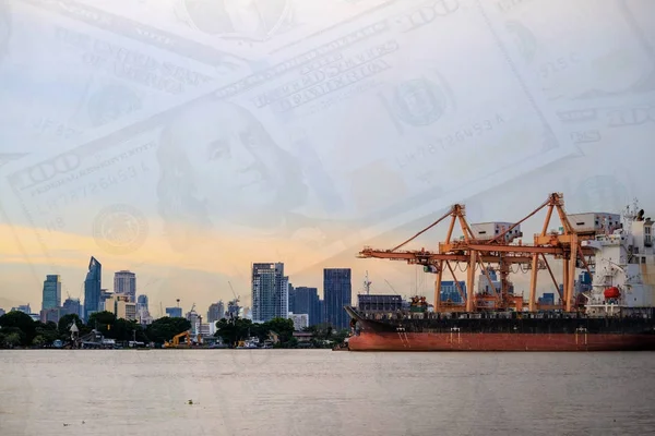 Puerto de comercio industrial marítimo. Puente de grúa y fondo de dinero — Foto de Stock