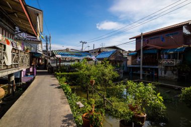 Samut Prakan, Tayland - 18 Ağustos 2017: Sa Khla köyü, Tayland 'ın Bangkok kentinin kırsal kesimindeki Tayland geleneksel kıyı köyü
