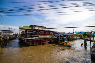 Samut Prakan, Tayland - 18 Ağustos 2017: Sa Khla köyü, Tayland 'ın Bangkok kentinin kırsal kesimindeki Tayland geleneksel kıyı köyü
