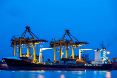 Nakliye liman. Kargo gemisi Crane tarafından yükleme