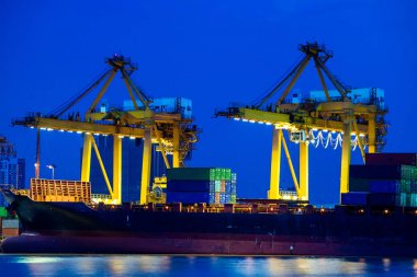 Nakliye liman. Kargo gemisi Crane tarafından yükleme