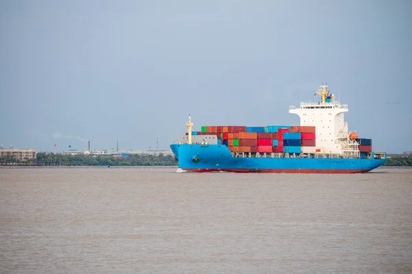 Buque de carga, buque portacontenedores de exportación internacional en el océano — Foto de Stock