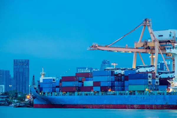 Verzending poort. Vrachtschip laden door crane — Stockfoto