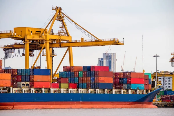 Verzending poort. Vrachtschip laden door crane — Stockfoto