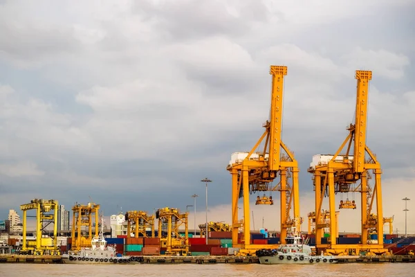 Nakliye liman. Kargo gemisi Crane tarafından yükleme