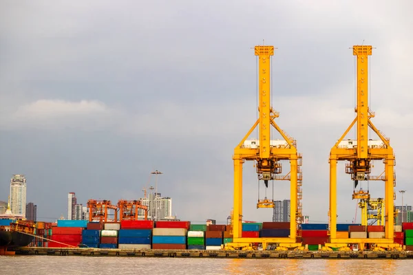 Utskeppningshamn. Lastfartyg lastning av crane — Stockfoto