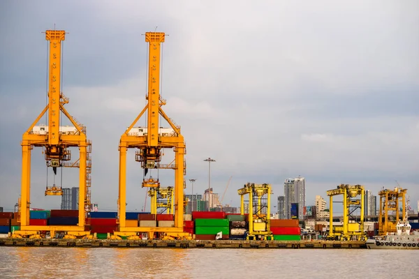 Verzending poort. Vrachtschip laden door crane — Stockfoto