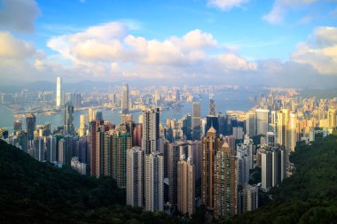 Hong Kong silueti ve Victoria limanı. Akşamları Zirveden Manzara