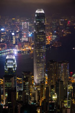 Hong Kong gökdelen şehri, modern gökdelen binası, alacakaranlıktaki tepenin manzarası.
