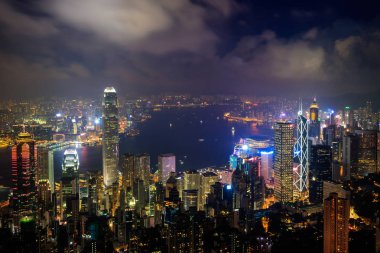 Hong Kong gökdelen şehri, modern gökdelen binası, alacakaranlıktaki tepenin manzarası.