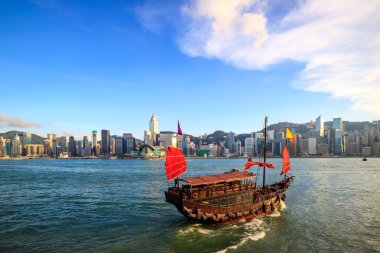 Hong Kong gökdelen şehri, Victoria Limanı 'ndaki turist hurda teknesi.