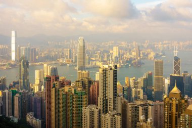 Hong Kong şehrinin ufuk çizgisi, Victoria Limanı, Peak 'in gündüz manzarası.