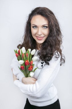 Beyaz arka planda buketi olan güzel bir kadın. Tebrikler.