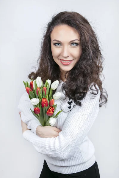 Beyaz arka planda buketi olan güzel bir kadın. Tebrikler.