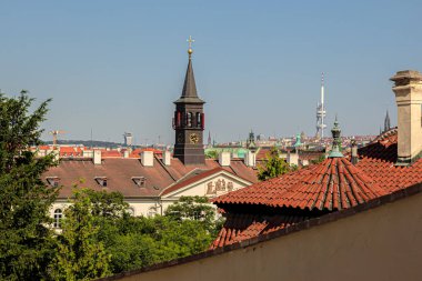 Prag 'da. Döşemeli rooprague. Döşemeli çatılar. Güneşli yaz uçuşları. Güneşli yaz 