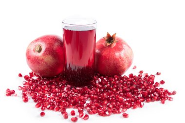 Nar suyu beyaz arka plan üzerinde izole Narlı