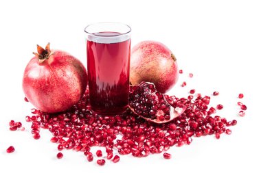 Nar suyu beyaz arka plan üzerinde izole Narlı