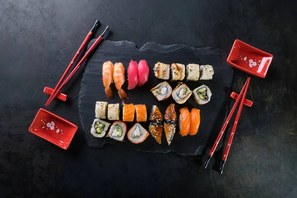 黒石の寿司には様々な種類がある。 ストックフォト