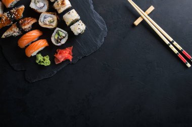 Suşi wasabi ile ayarla ve zencefil ta siyah siyah taş tepsi
