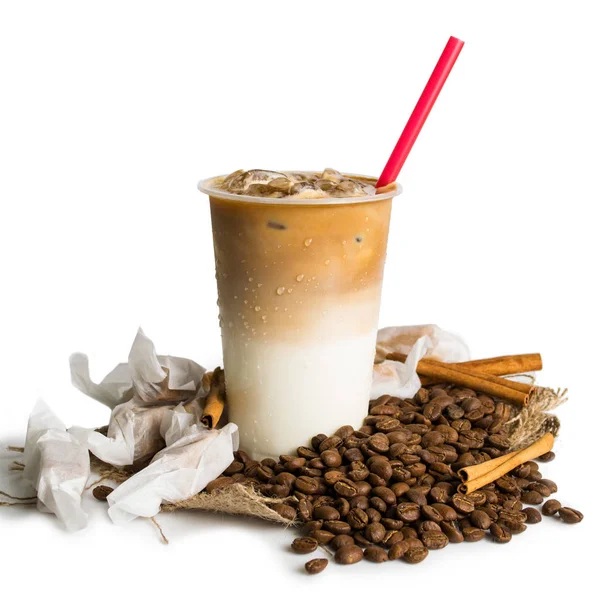 Café gelado em taça takeaway, barra de chocolate e grãos de café em fundo de madeira — Fotografia de Stock