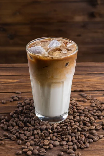 ガラスと木の背景にコーヒー豆のアイス コーヒー ストックフォト