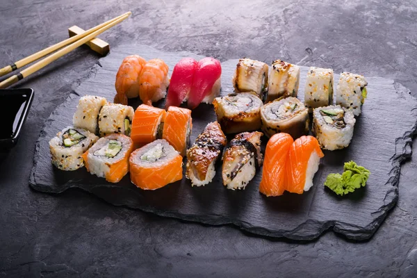 寿司や刺身は、黒い石 slatter にロールバックします。新鮮な製 Sus ストック写真