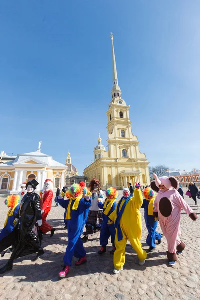 Шествие клоунов на Забавный фестиваль XVI в Петербурге — стоковое фото