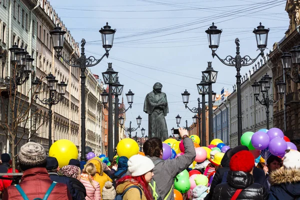 Procissão do festival engraçado XVI em Petersburgo perto do monumento Nikolaj Gogol — Fotografia de Stock