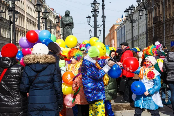 Vicces fesztivál Xvi-Petersburg Nikolaj Gogol emlékműve közelében felvonulása — Stock Fotó