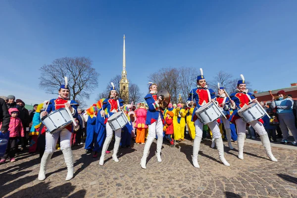 Show de bateristas no festival engraçado XVI em São Petersburgo — Fotografia de Stock