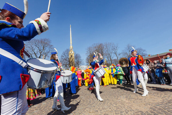 Шоу барабанщиков на XVI веселом фестивале в Санкт-Петербурге
